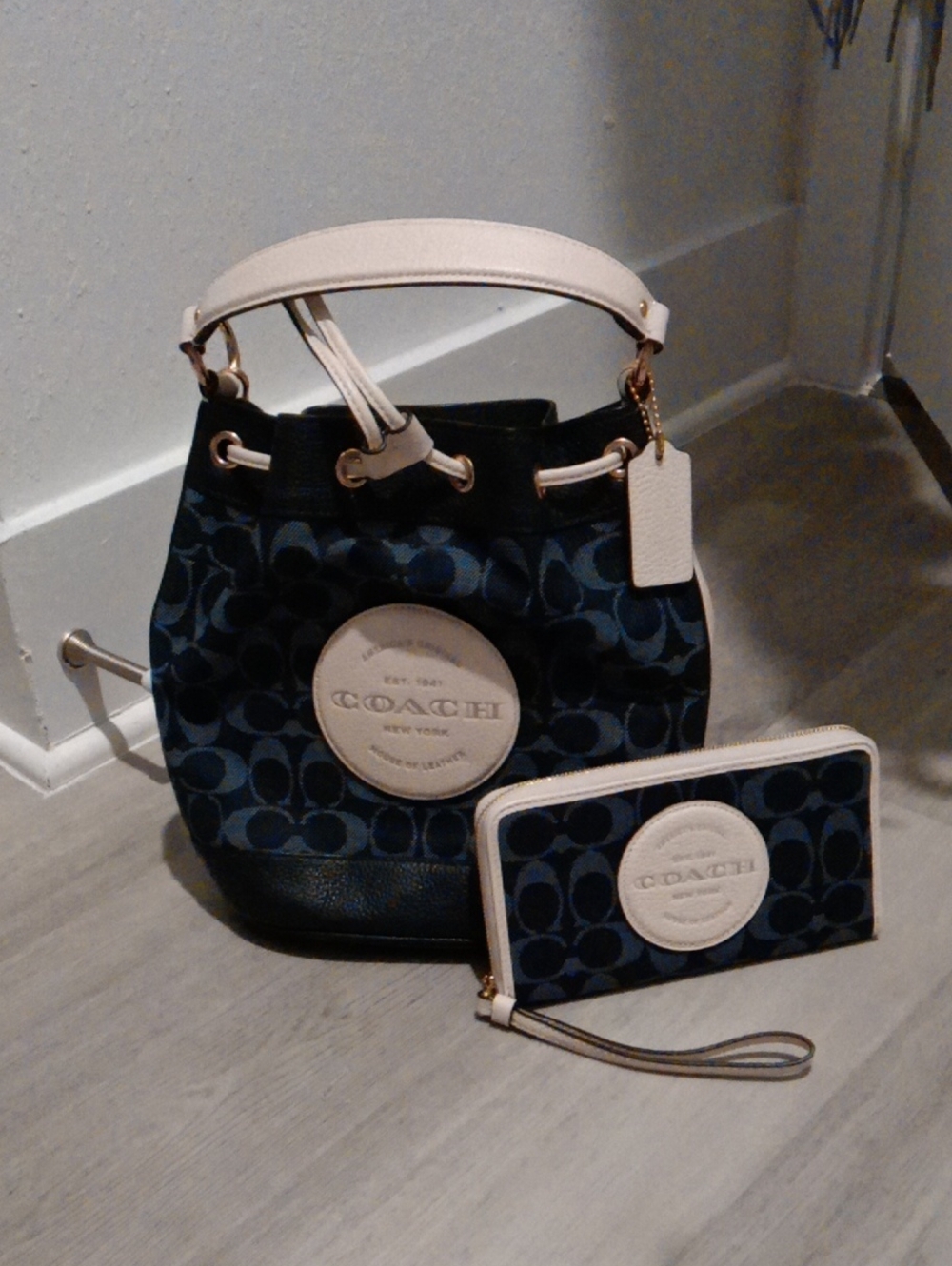 NEW COACH Navy Signature Canvas Drawstring Bucket Bag & Wristlet with Cream Trim